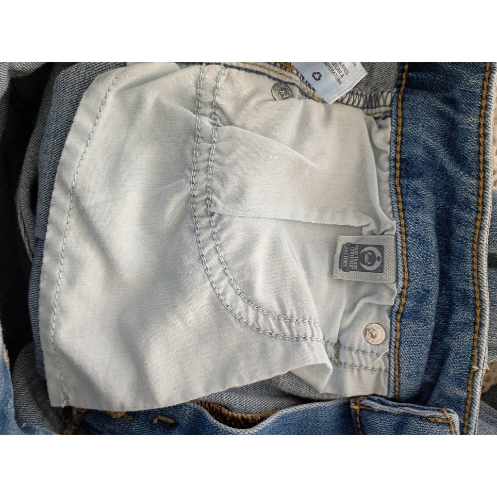 Universal Thread Light Wash High Rise Slim Straight Jeans 6R/28x26