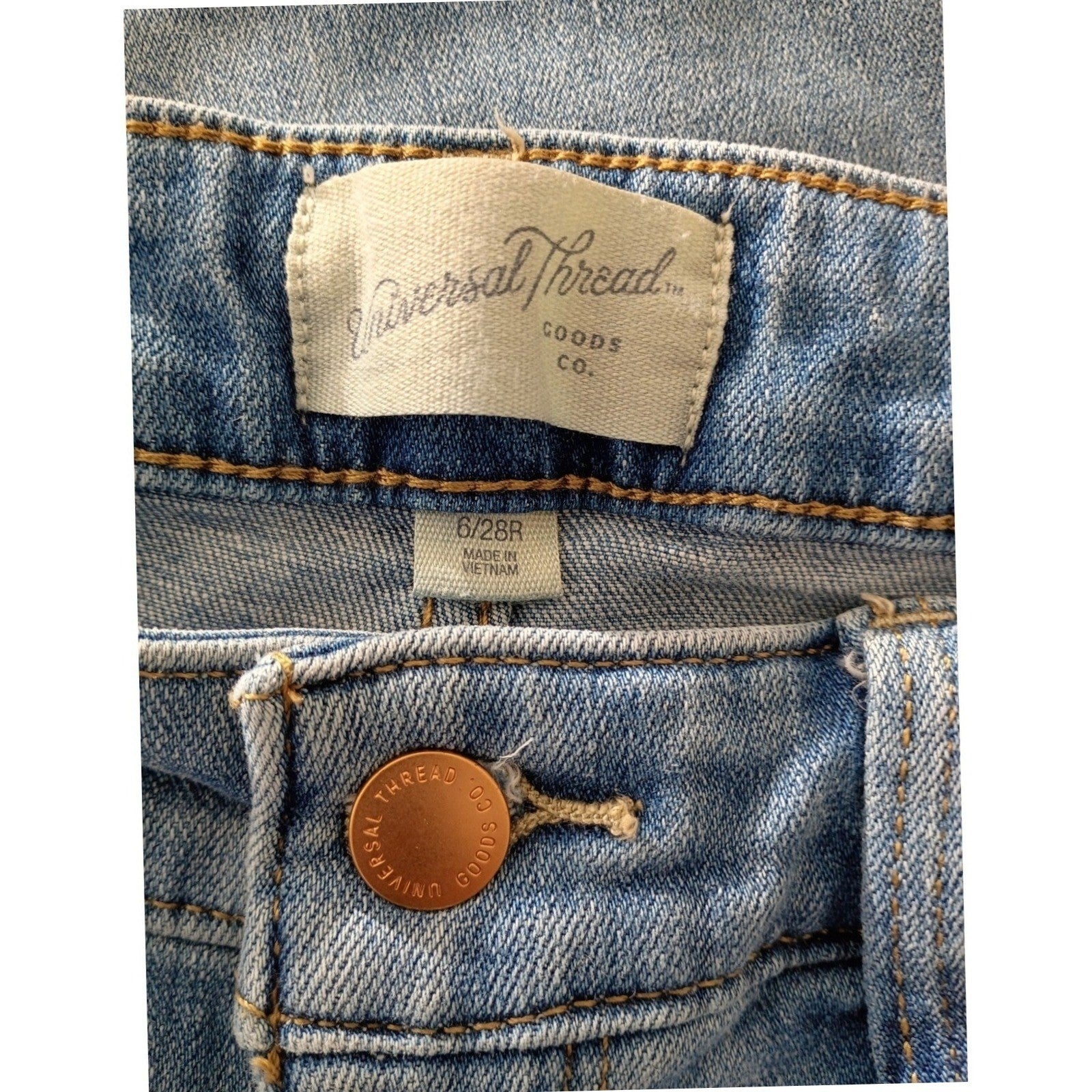 Universal Thread Light Wash High Rise Slim Straight Jeans 6R/28x26
