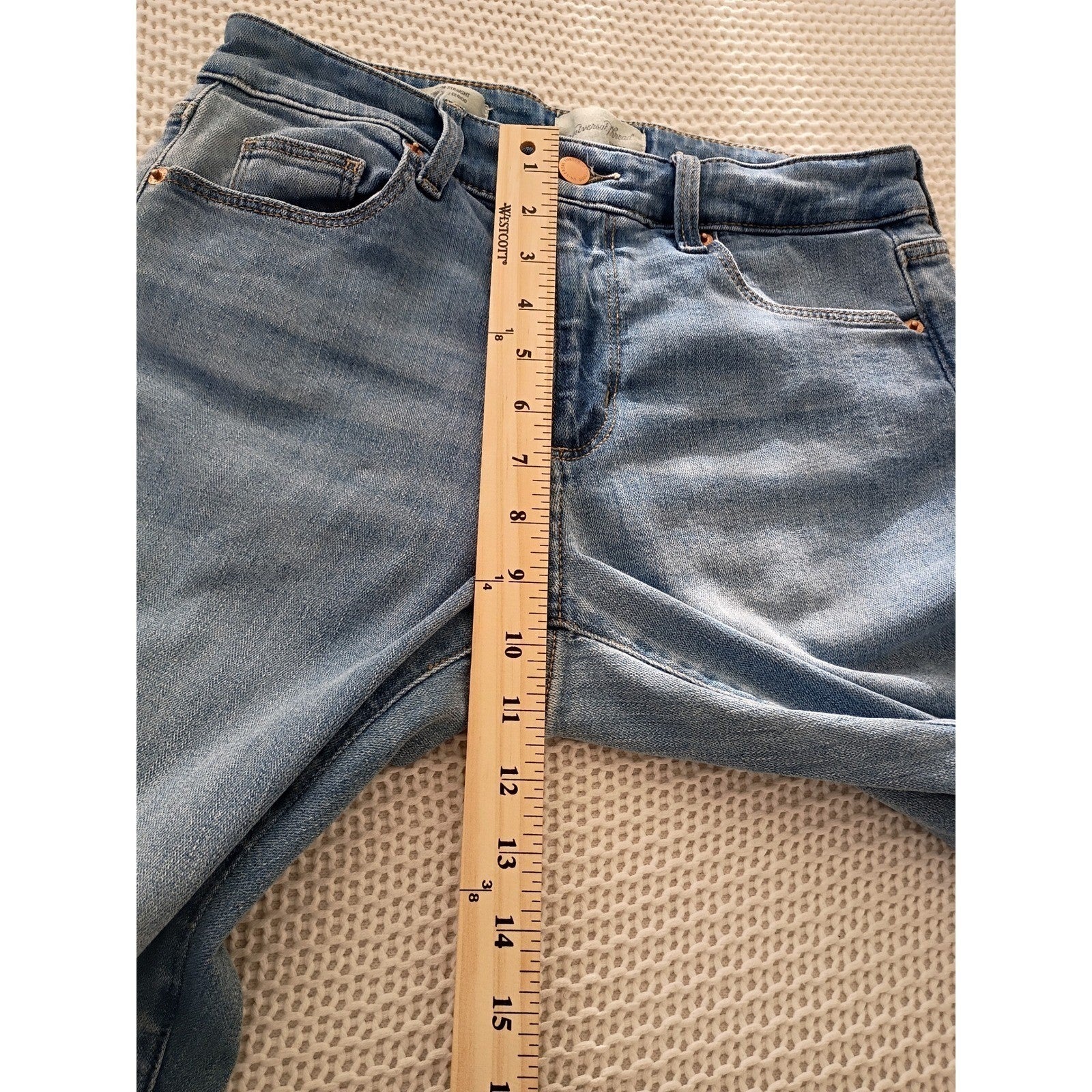 Universal Thread Light Wash High Rise Slim Straight Jeans 6R/28x26