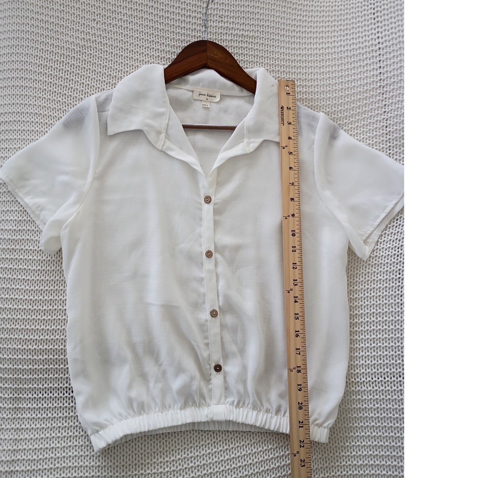 Free Kisses White Short Sleeve Button Up Blouse M Elastic Hem Coastal Minimalist
