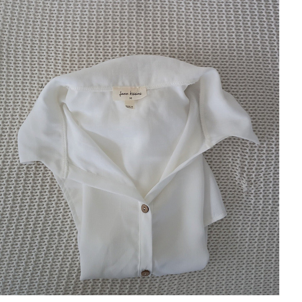 Free Kisses White Short Sleeve Button Up Blouse M Elastic Hem Coastal Minimalist