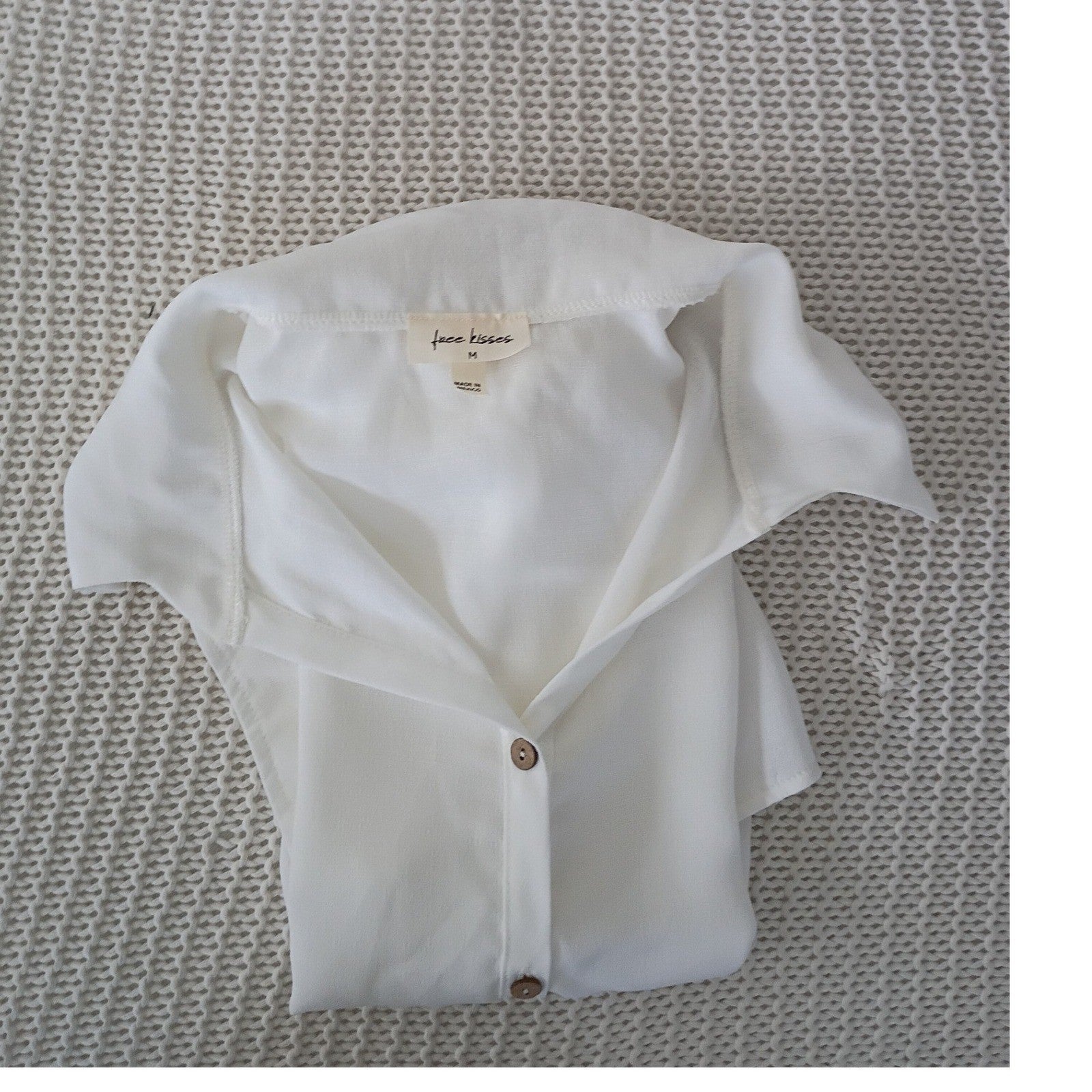 Free Kisses White Short Sleeve Button Up Blouse M Elastic Hem Coastal Minimalist