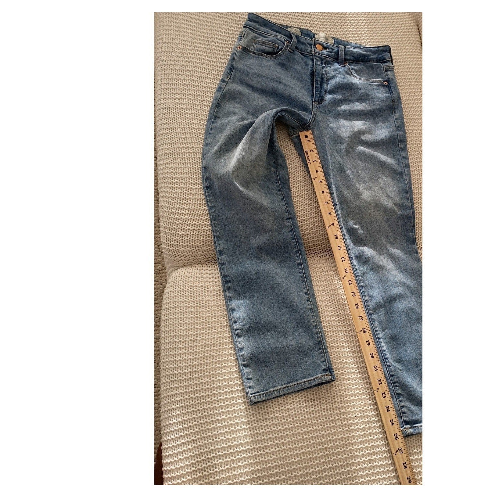Universal Thread Light Wash High Rise Slim Straight Jeans 6R/28x26