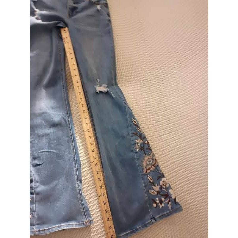 Celebrity Pink Generation Floral Embroidered Flare Jeans Light Wash Womens W 26